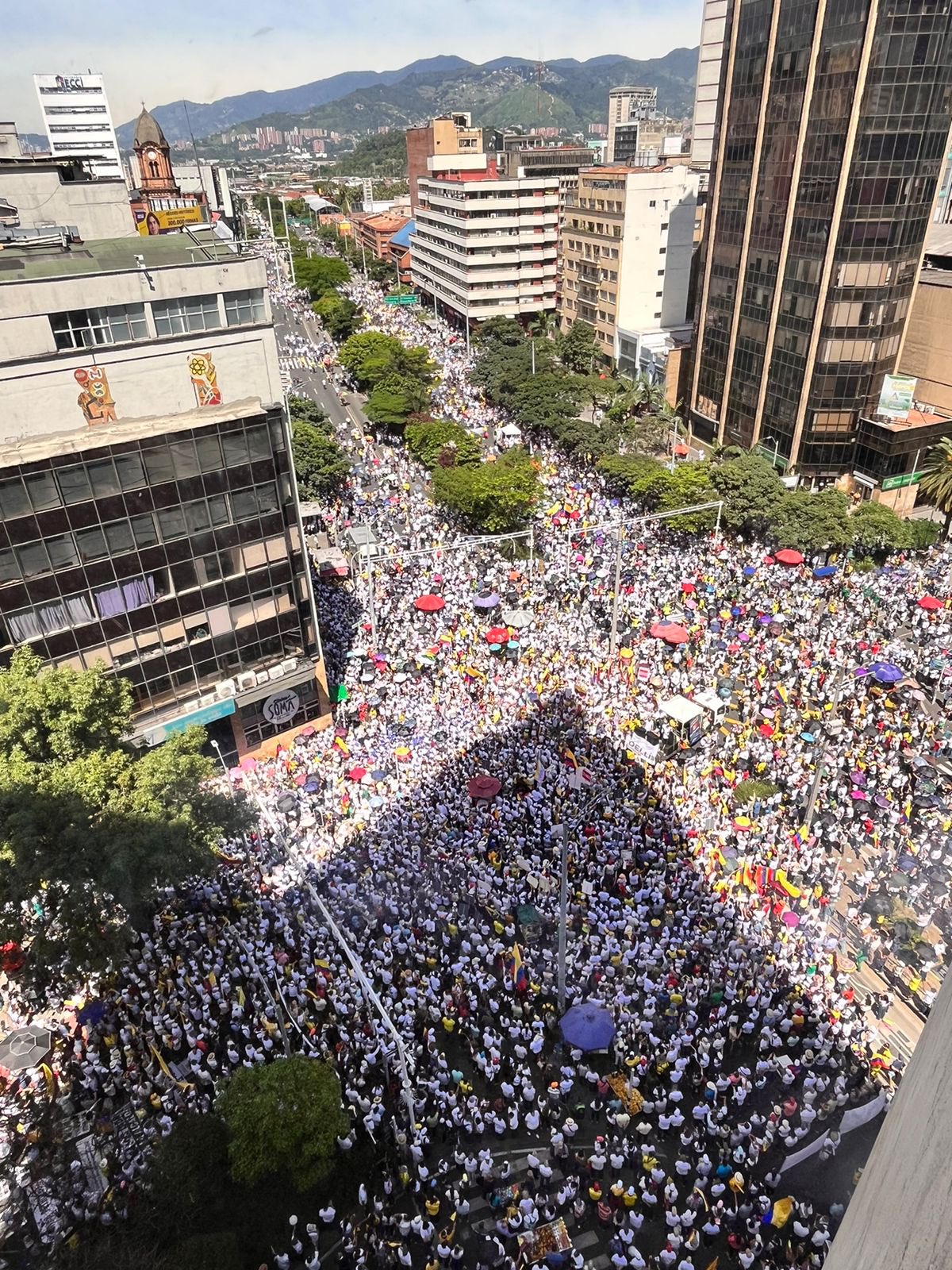 EN CALMA Y CON GRAN AFLUENCIA AVANZAN MARCHAS HOY EN COLOMBIA.