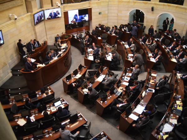 AGARRÓN ENTRE SENADORES EN PLENO DEBATE DE LEGALIZACIÓN DEL CANNABIS RECREATIVO.