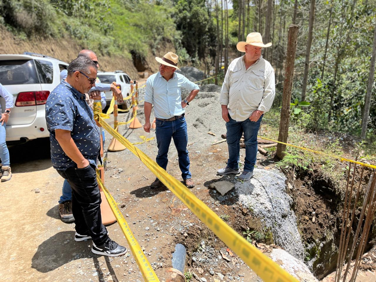 DIPUTADOS DE CALDAS ATENDIERON LLAMADO DE LA COMUNIDAD DE RIOSUCIO Y VERIFICARON OBRAS DE LAS VÍAS DEL HERMANAMIENTO