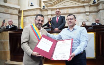 OCTAVIO CARDONA, CONDECORADO POR SU APORTE AL DESARROLLO LEGISLATIVO.