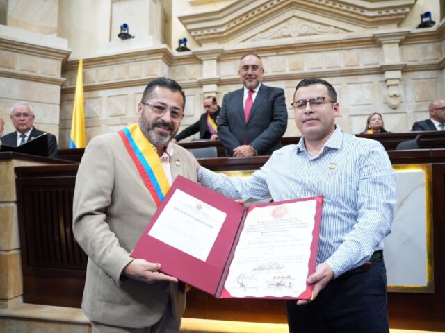 OCTAVIO CARDONA, CONDECORADO POR SU APORTE AL DESARROLLO LEGISLATIVO.