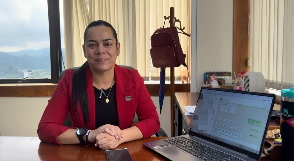 A SU WHATSAPP YA LE PUEDE LLEGAR LA FACTURA DEL PREDIAL EN MANIZALES.