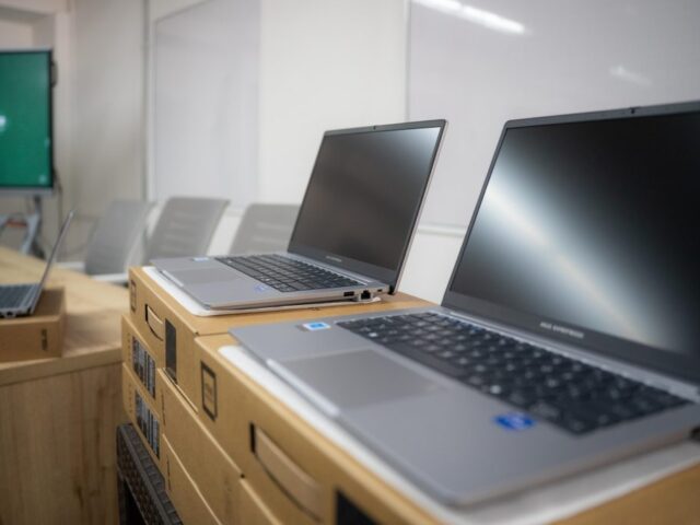 LLEGARON 176 COMPUTADORES A COLEGIOS DE MANIZALES.